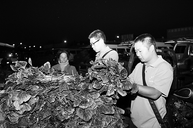 ͼ1���賿���㣬�ɹ���Ա���������·��������г��ɹ��߲ˡ�