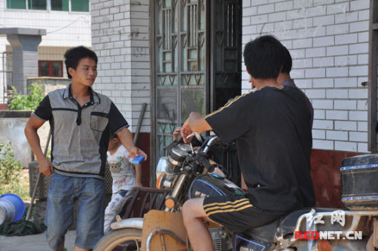 ����ÿһ�����к����������ϰ塱�Ĵ���Ԭ�ƶ����ͳ�һ�����µĺ��ӣ����Ƶ���Է����Ϳ����ǣ�����������