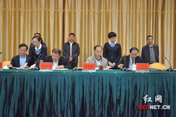 湖南省财政厅、省农委、农行湖南省分公司、中华保险湖南分公司四家单位在会上签署了框架合作协议。