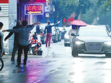 11��23������ʱ�֣��ɶ�С�������������������ڽ�ͷ�����˿͡�