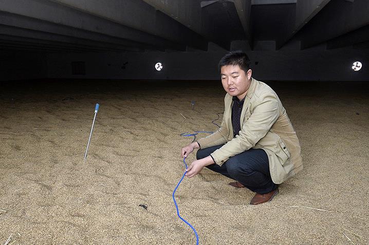 11��17�գ�������������ʳ���й�����Ա�ڼ�ⴢ���ֿ��ڵ��¶Ⱥ�ʪ�ȡ�