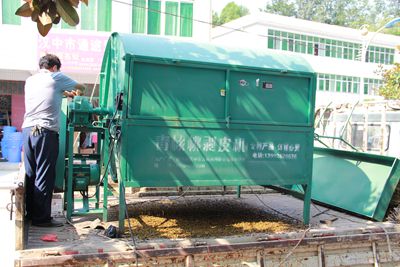 8��20�գ���ǿ��ũ�������ڰ��ֺ���ٰ���һ�е�ѿ��ֳ���ʾ�ᣬ���ֺ���������֯�����ĺ�����ֲ�󻧺Ͱ��ֺ�Ǽ���������Ա�ۿ����ֳ���ʾ��