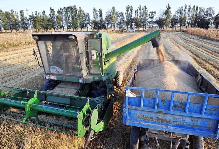 10��9�գ������Ļ���������ũ�Ѽ���ůȪũ���ڣ�������Ա��ʻ�ո���ո�ˮ��