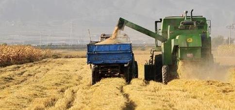 10��9�գ������Ļ���������ũ�Ѽ���ůȪũ���ڣ�������Ա��ʻ�ո���ո�ˮ��