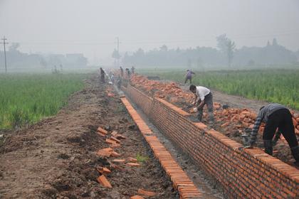 �Ĵ���ɽ�أ��ִ�ũҵʾ��԰�������ؿ�ũ���¸�·