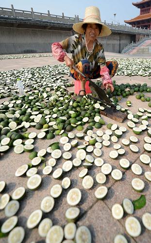 7��22�գ������и��ǽֵ�һλҩũ�ڼӹ��׿ǡ�