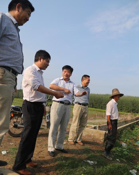 ���������У���һ����չ��ɫũҵ ����ũ���߳�ȥ��