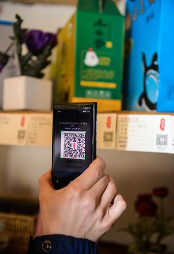 3��11�գ��ο�����Ī��ɽ��ĵ����Ա���ʵ�����ͨ��ɨ��ķ�ʽ���ֻ�ѡ����ɫũ��Ʒ��