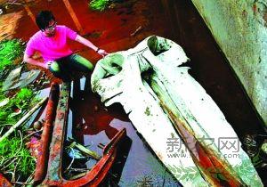 渔民打捞出巨型怪物骨头 拒绝高价出售(图)