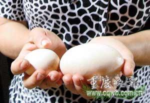 鸡蛋长9厘米直径5.7厘米 个头比鹅蛋大(图)