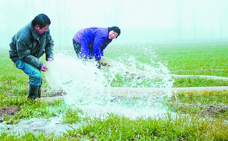 2月22日,长垣县蒲东街道丹庙村民在给小麦浇“返青水”。日前该县群众抓住农时,加强麦田管理。 河南春季麦田管理现场会在商丘召开,农业专家紧急建议