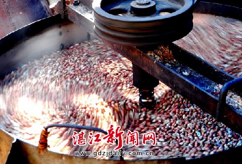 榨油厂的炒花生米工段 致富有道:新寮岛花生油