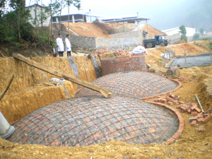 养猪场外在建的沼气池 养猪场外在建的沼气池