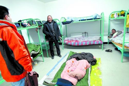 距立交桥不远处的安置点内,务工者们有了温暖的栖身之所。 距立交桥不远处的安置点内,务工者们有了温暖的栖身之所。