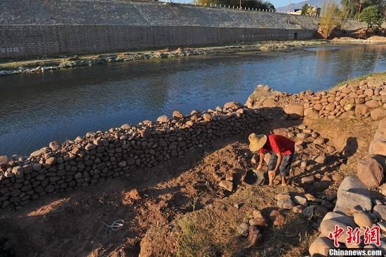 ͼΪһũ���ںӴ��������˵ء�