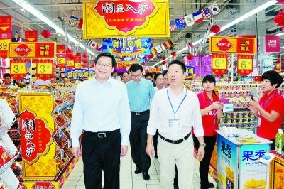 图为省委副书记、省长杜家毫在上海市百联中环世纪联华超市调研湘品入沪展销情况 杜家毫:“让湘品在沪生根开花结果”