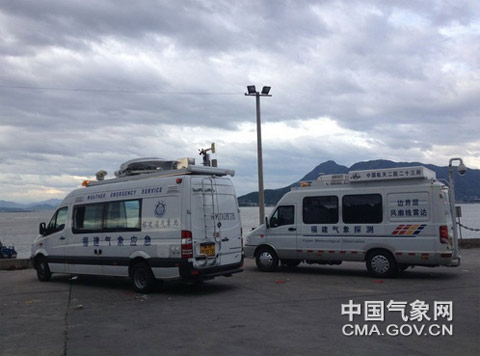 10月6日,福建省气象局应急保障小组奔赴福鼎市开展台风“菲特”登陆现场监测。