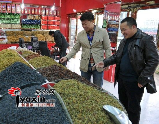 图为在新北园春市场里装修一新的干果店已经开始接待来自四面八方的客人。 乌鲁木齐市新北园春干鲜果品市场开业