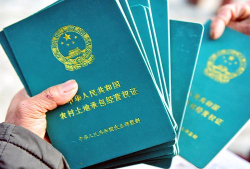 这是2013年12月17日,湖北省宜昌市夷陵区乐天溪镇王家坪村的工作人员在整理土地流转农户的承包经营权证。2014年中央一号文件指出,稳定农村土地承包关系并保持长久不变,在坚持和完善最严格的耕地保护制度前提下,赋予农民对承包地占有、使用、收益、流转及承包经营权抵押、担保权能。