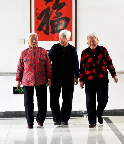 这是2013年11月3日,山东省邹平县韩店镇西王村“幸福院”的老人一起去室外活动。2014年中央一号文件指出,整合城乡居民基本养老保险制度,逐步建立基础养老金标准正常调整机制,加快构建农村社会养老服务体系。