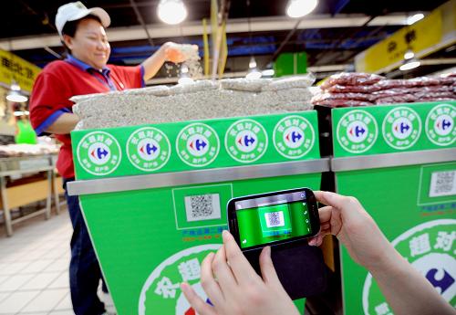 这是2013年5月14日,在沈阳一家超市,一名顾客在用手机扫描可追溯薏米仁生产源头的二维码。消费者可通过产品标识上的二维码查询所购农产品产地、施肥、采收、运输、责任人等相关信息,一旦出现食品安全问题,将实现责任和原因可查可追溯。2014年中央一号文件指出,建立最严格的覆盖全过程的食品安全监管制度,完善法律法规和标准体系,落实地方政府属地管理和生产经营主体责任。