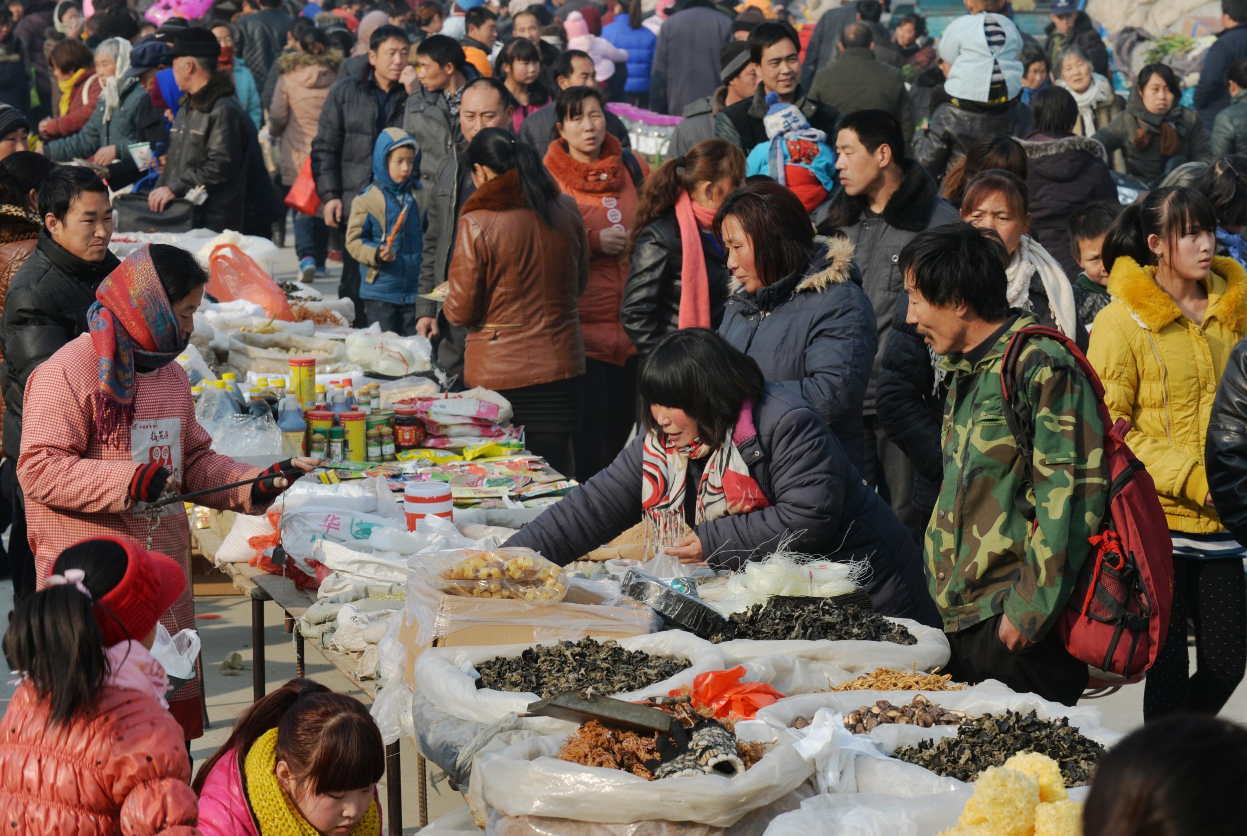 1月25日,群众在河北省唐县白合镇腊月大集上采购年货