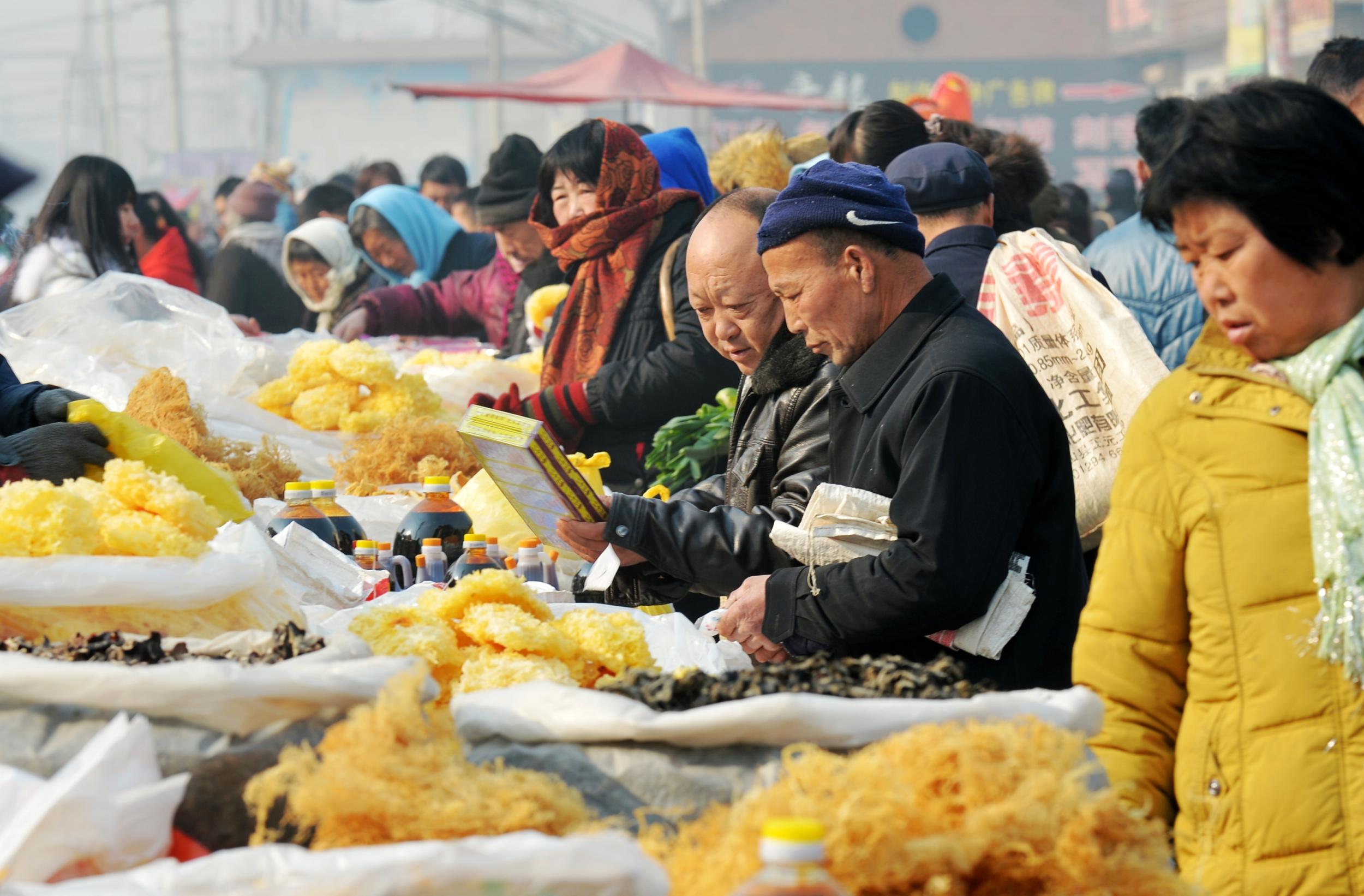 1月25日,群众在河北省唐县白合镇腊月大集上采购年货