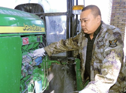 白青林在检修农机具 新疆玛纳斯:田野里走出的新农民3
