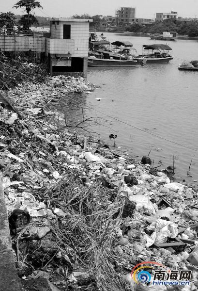 海南农村垃圾围村现象仍严重猪粪横流遍布村道