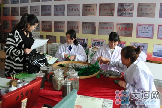 几名中年妇女正在娴熟地做包装