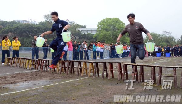 抗旱提水过障碍接力赛。