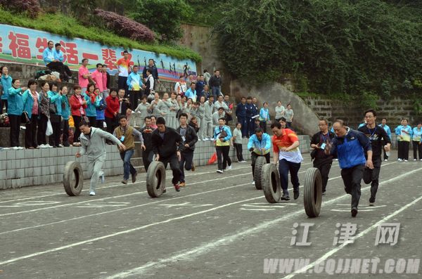 激烈地推轮胎比赛。