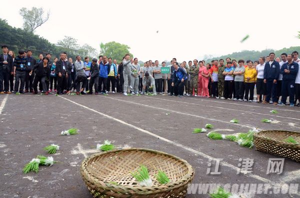 原地抛掷秧苗比赛。