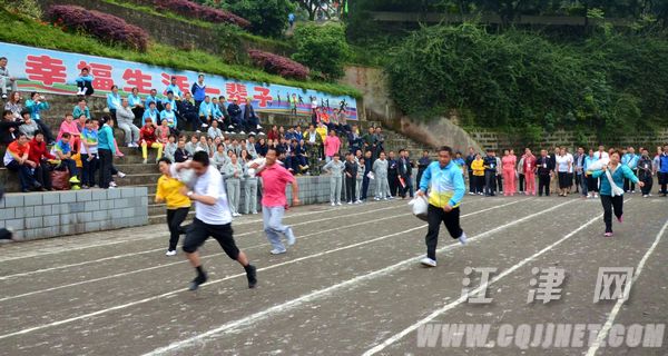 搬粮食接力赛。