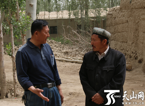 阿塔吾拉·阿布拉右和程粤生在一起交流。