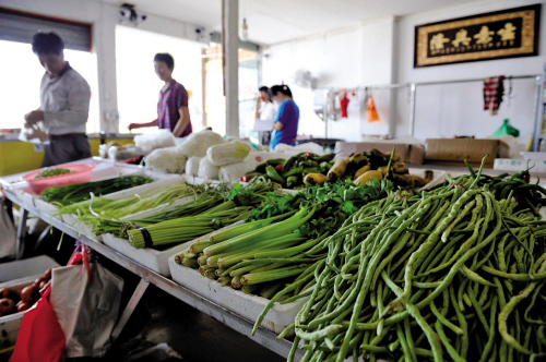 浙江海盐县:海盐首家家庭农场开起直销点
