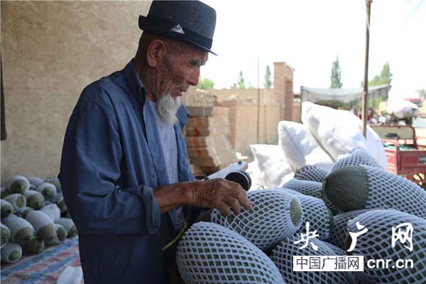 哈密市花园乡瓜农斯迪克?克依木在销售哈密瓜
