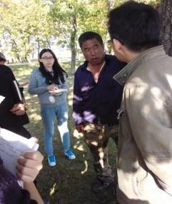 图3、考察团与农场某种植大户交谈 图3、考察团与农场某种植大户交谈