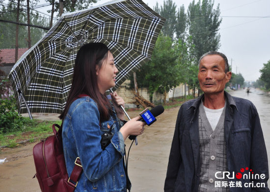 记者采访莱芜市莱城区杨庄镇朱屈街村姜农朱清焕