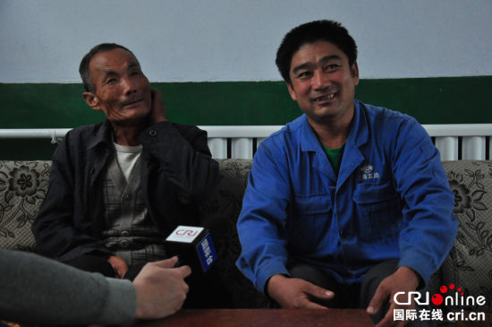 姜农朱清焕和朱发恒提起今年的生姜价格喜不自胜