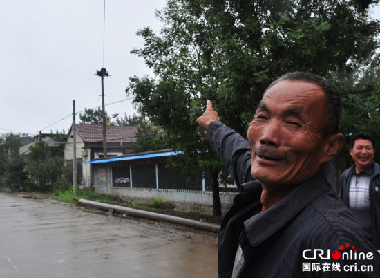 朱清焕指着村里的大喇叭说 再过几天村委会就通过它来通知农户售姜