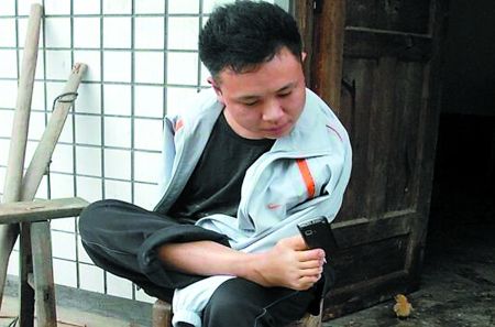 重庆增福乡:“无臂男”养鸡创业成大户