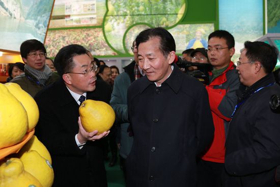 农业部副部长陈晓华在参观展览