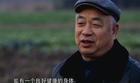 花甲老人养“强申黑猪“,为寻儿时猪肉味道