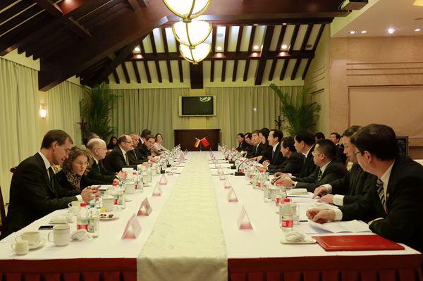 3月23日下午,农业部部长韩长赋在京与应邀来华访问的德意志联邦食品和农业部部长施密特进行了工作会谈,就深化中德农业合作交换了意见。