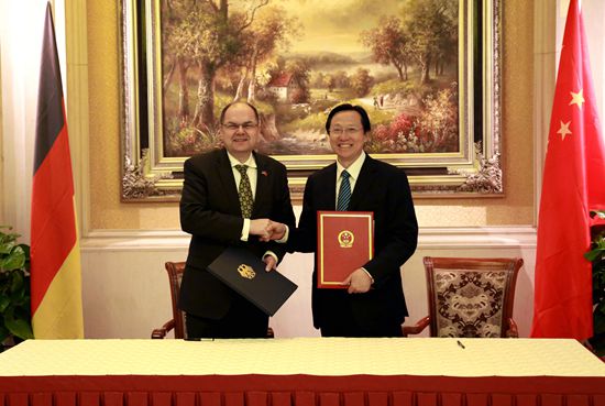 韩长赋部长与施密特部长共同签署了《关于建设中德作物生产和农业技术示范园的意向联合声明》和《关于开展青年农业实用人才能力建设的意向书》