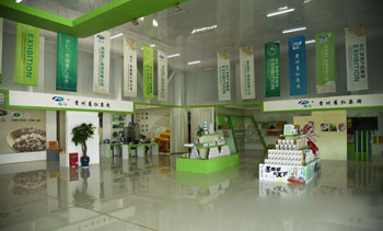 黔西南州兴仁县薏仁集团薏仁米深加工产品展示。