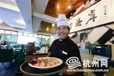 养了20多年沼虾的陈加国当上了专做沼虾菜肴的“台海岸”大掌柜。