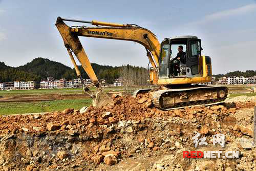 挖掘机正在施工作业。