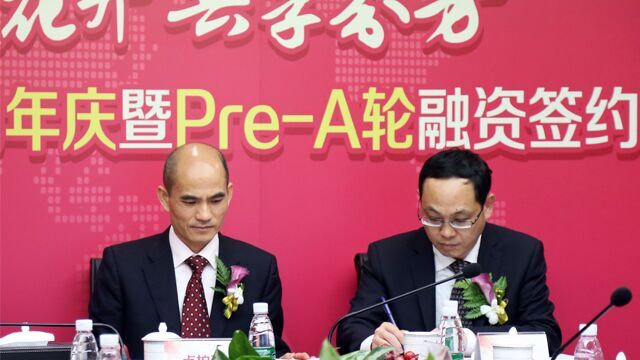 农发贷董事长陈俊旺(右一)与诺普信董事长卢柏强签约。